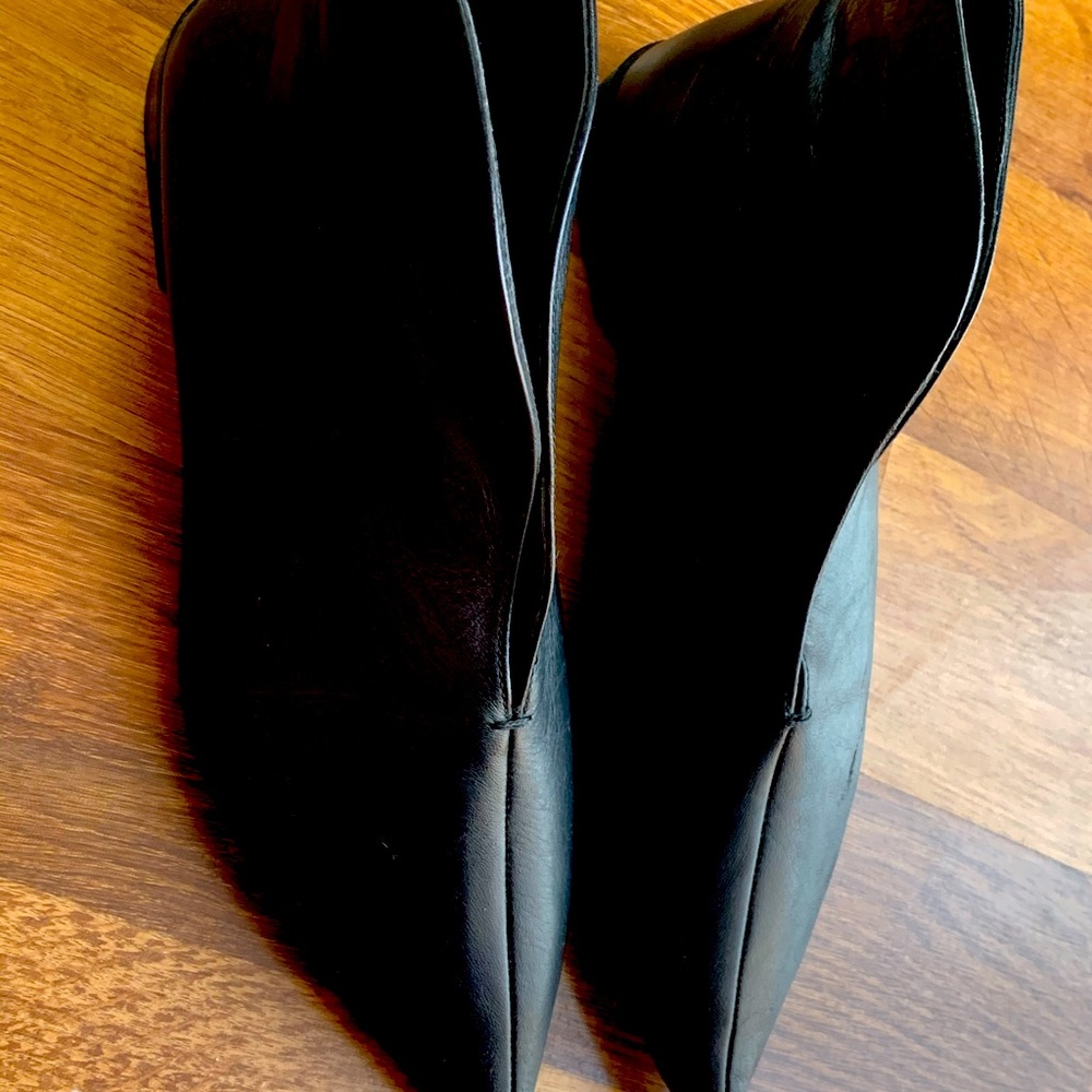 WomenMs fashion Zara leather boot .